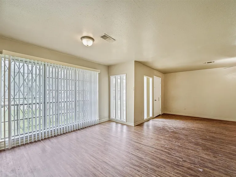 5503 S Acres Dr — Photo 6