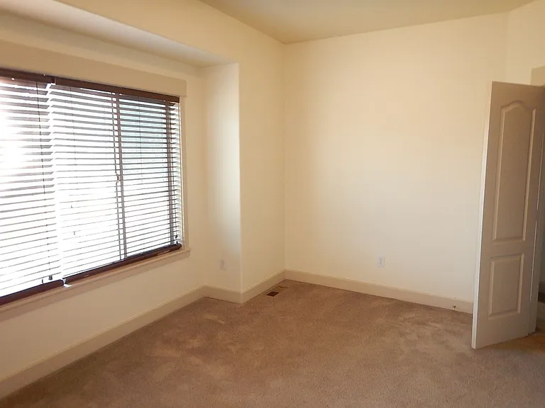 704 NE Loper Ave — Photo 8