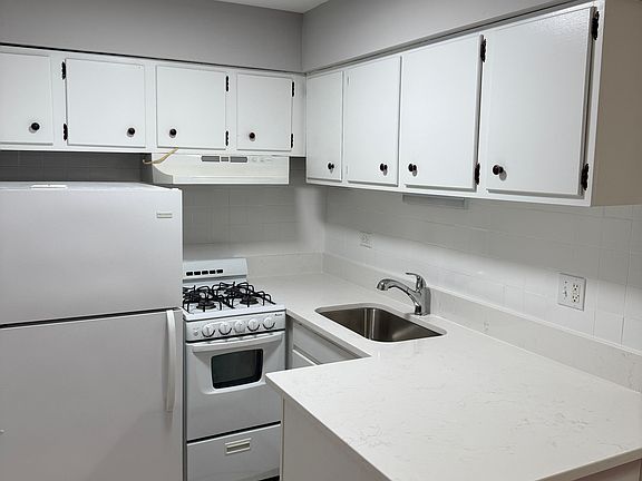 5th image of 3161 N Cambridge Ave APT 212