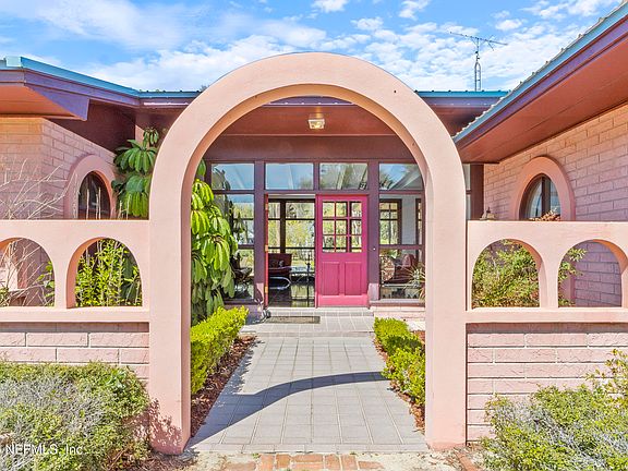 5th image of 114 E CAMELOT Drive