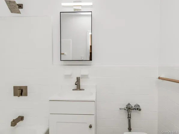 2165 Matthews Avenue image 5 of 23