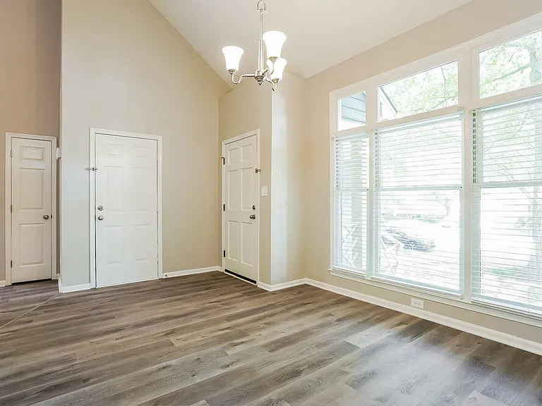 1011 Laurens Way — Photo 6