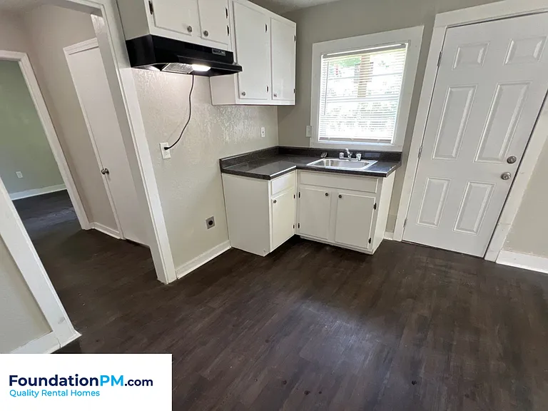 1371 E Trigg Ave — Photo 4