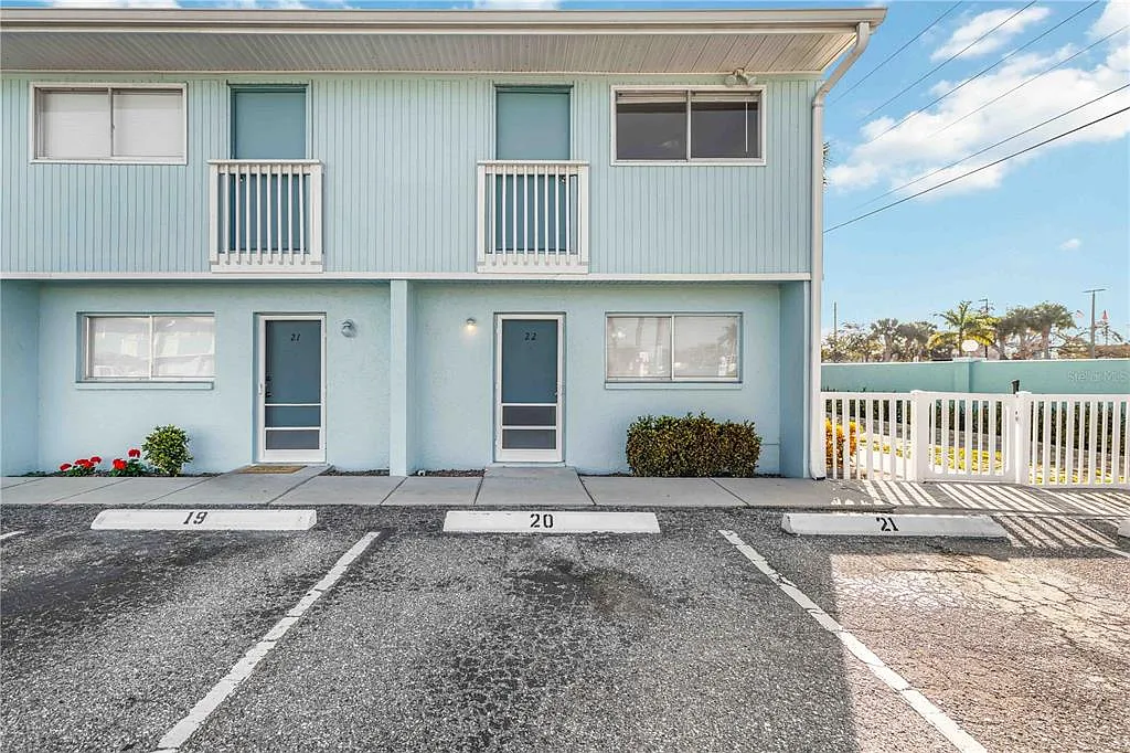 2 bed, 1.5 bath, 884 sqft, $1,800 — Photo 2