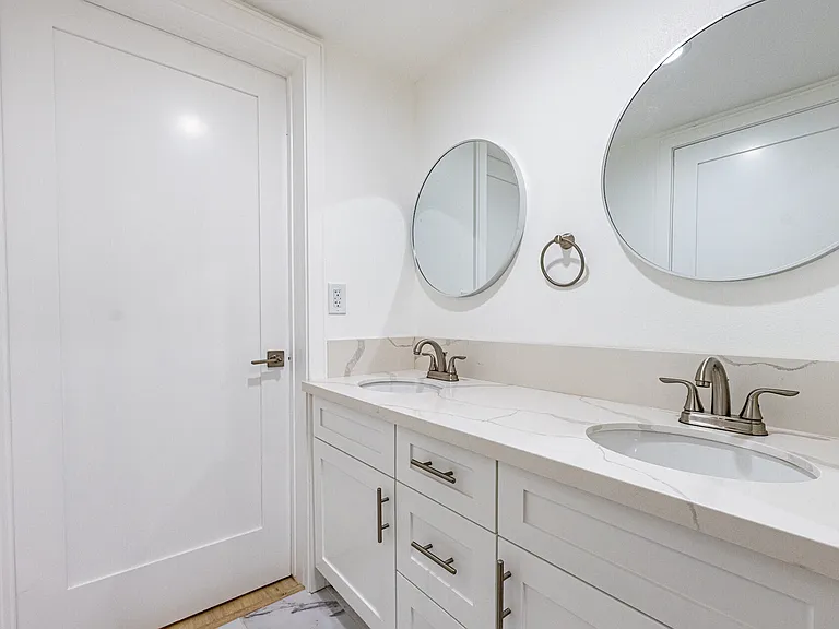 1286 West 35th Place — Photo 5