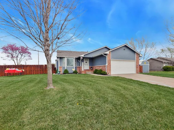 510 Clover Ln, Hesston, KS 67062
