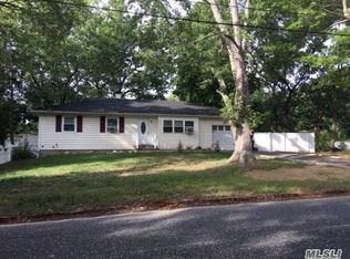 21 Hawthorne St, Selden, NY 11784