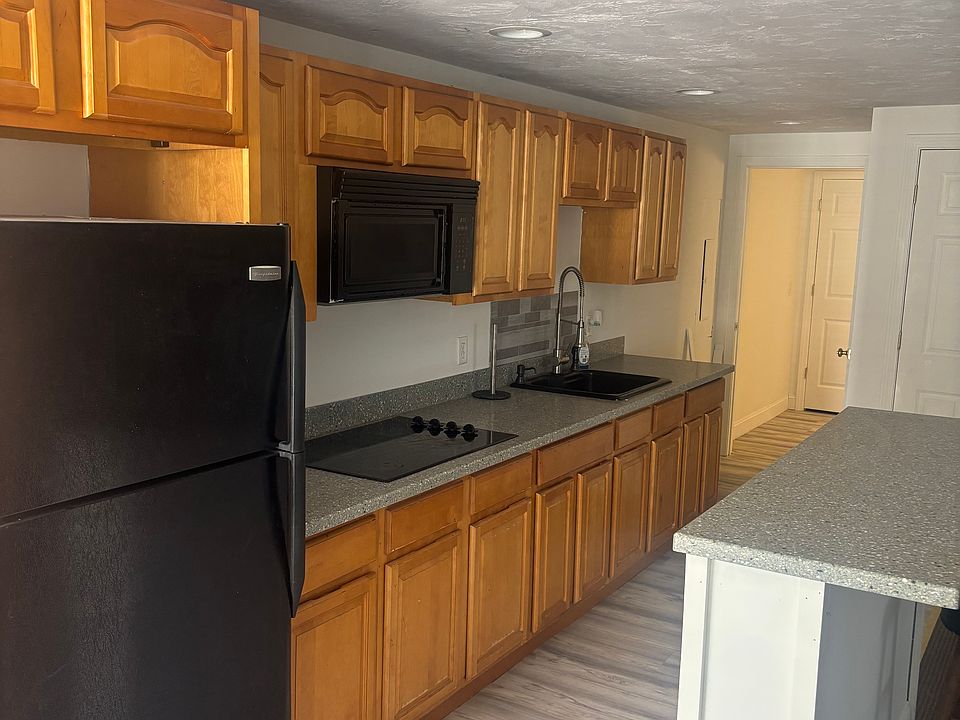 Kitchen with island countertop