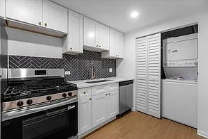 Building Photo - 1313 W Chicago Ave #1R