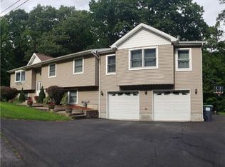 4 Carroll Dr, Highland Mills, NY 10930