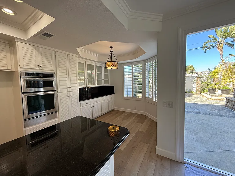 Breakfast nook/secondary dining area