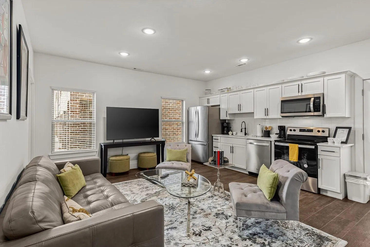 1 bed, 1.0 bath, 990 sqft, $1,740 — Photo 1