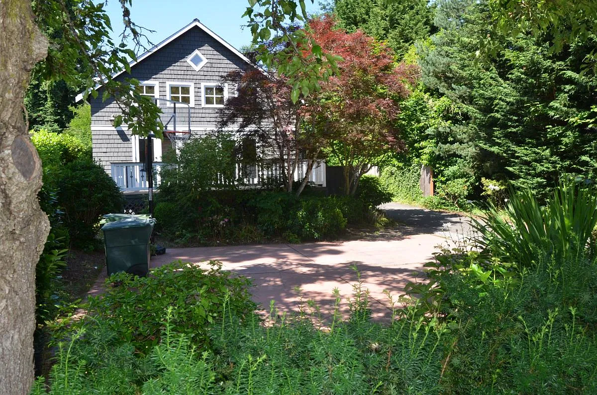 7626 NE 8th Street — Photo 2