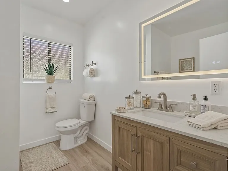 1827 N Van Ness Ave — Photo 12