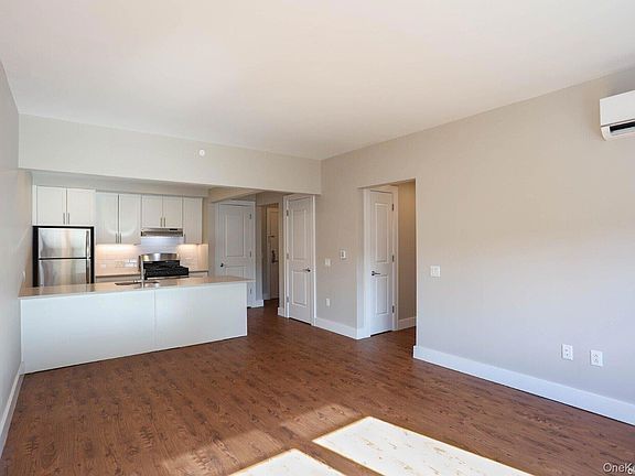 2nd image of 4436 Douglaston Pkwy APT 4D