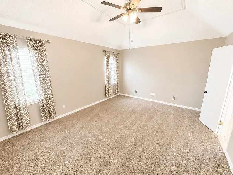464 Mayfair Ct — Photo 4