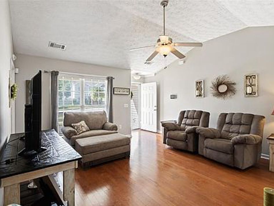 2nd image of 370 Timberwood Dr