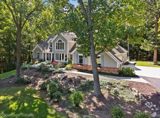 1350 Huntcliff Ct, Milford, MI 48380