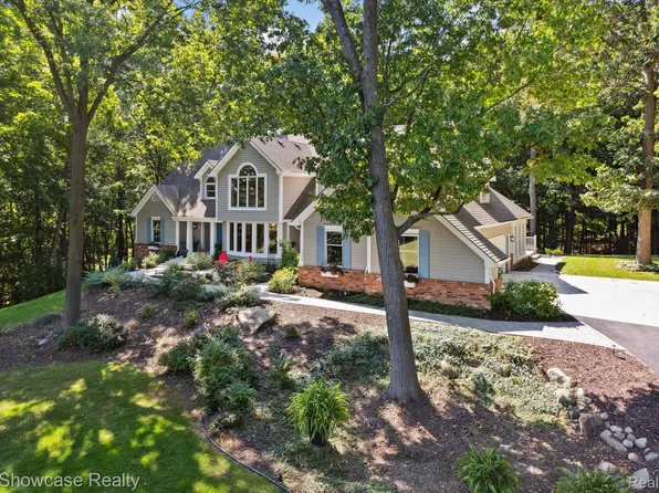 1350 Huntcliff Ct, Milford, MI 48380