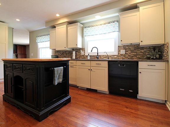 5th image of 65 Cascade Dr