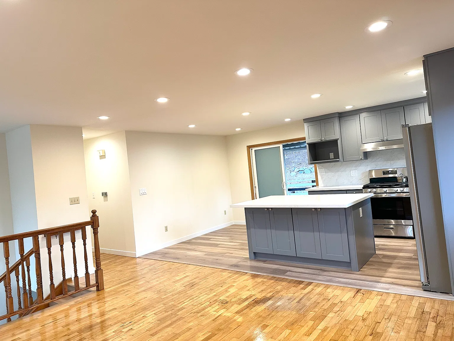 3 bed, 1020 sqft, $3,100 — Photo 2