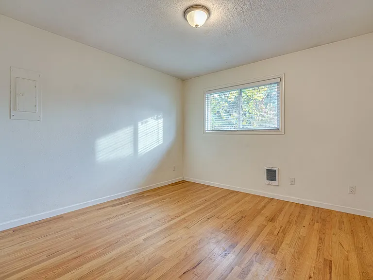 Bedroom B, picture 1