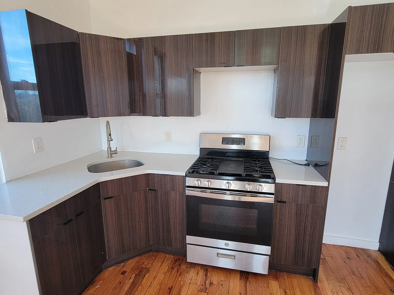 3 bed, 1000 sqft, $2,250 — Photo 2
