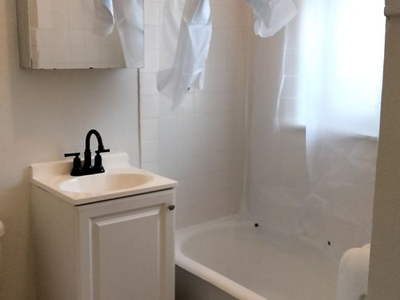 2nd image of 6324 Cermak Rd #3W