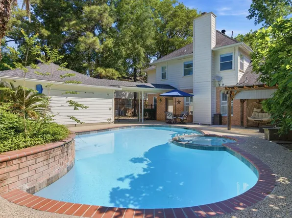 26 E Sterling Pond Cir, The Woodlands, TX 77382