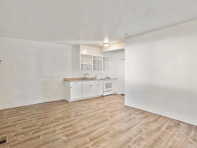 986 E Downington Ave — Photo 3