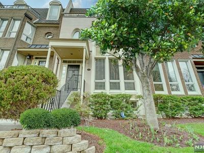 185 Kensington Dr, Fort Lee, NJ, 07024