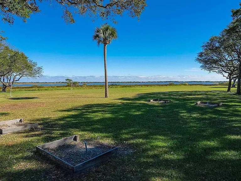 INTERCOASTAL GREEN SPACE (BY CLUBHOUSE)