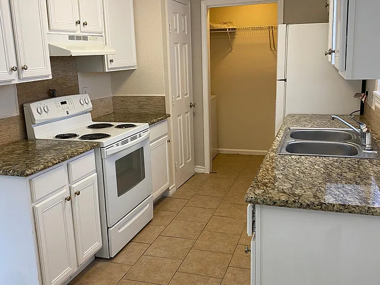 10727 Green Lake Dr — Photo 8