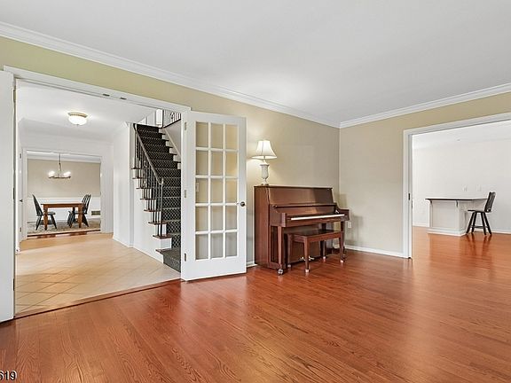 4th image of 44 LONDONDERRY WAY