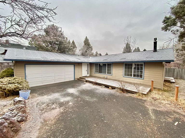 2816 NE Lapoint Ct — Photo 2