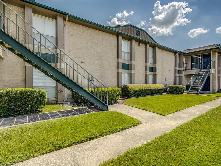Spring Hill Village Apartments — Photo 17