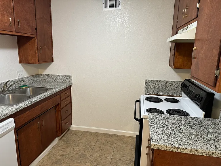 Plaza Garden Apts. — Photo 24