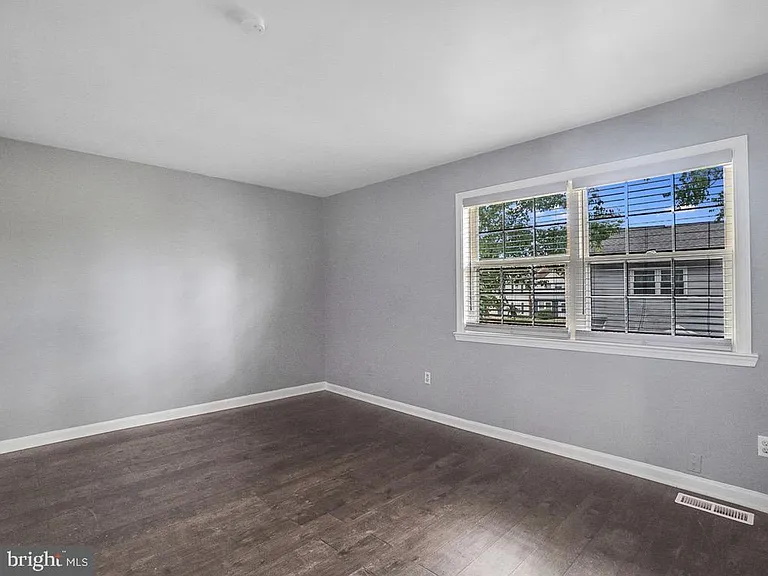 330 Brock Sq — Photo 17