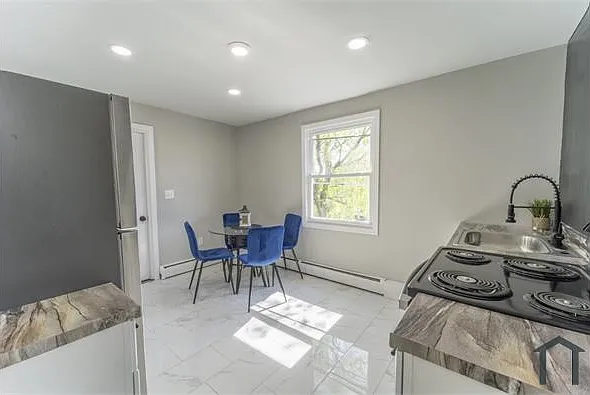 3 bed, 1600 sqft, $2,700 — Photo 3