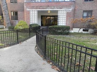 13 Welwyn Rd APT 3K, Great Neck, NY 11021