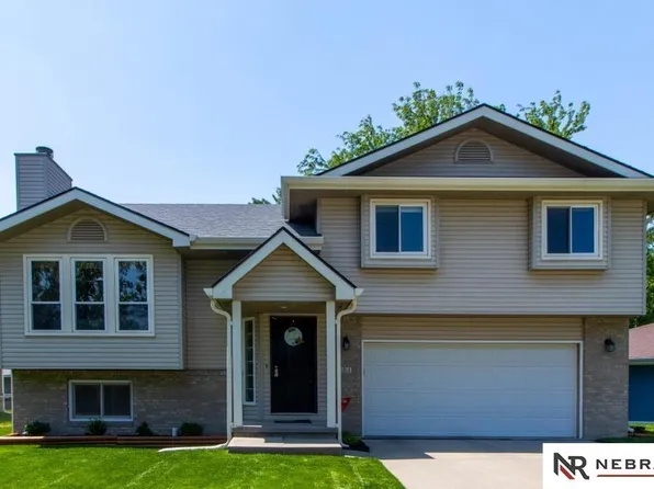 911 Manchester Dr, Lincoln, NE 68528