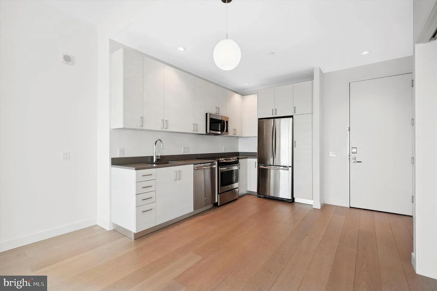 2 bed, 1128 sqft, $4,665 — Photo 3