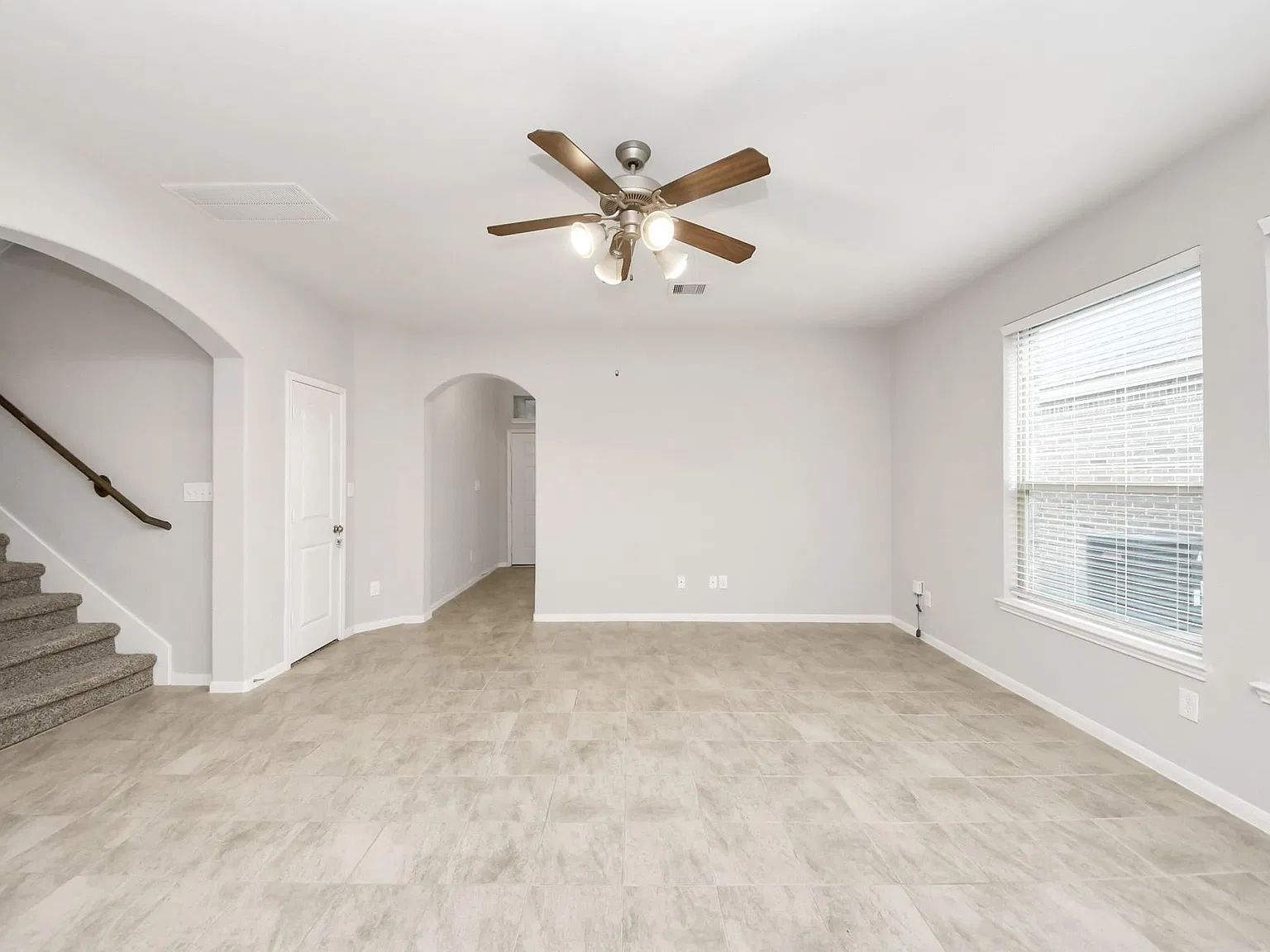 4 bed, 3.5 bath, 2349 sqft, $2,350 — Photo 3