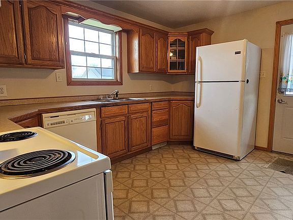 3rd image of 206 E 5th St