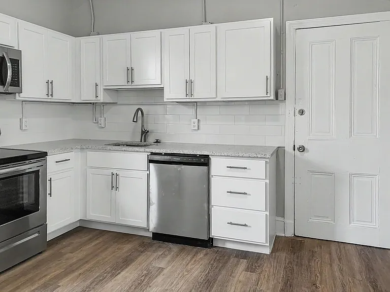 105 E Chestnut St — Photo 3