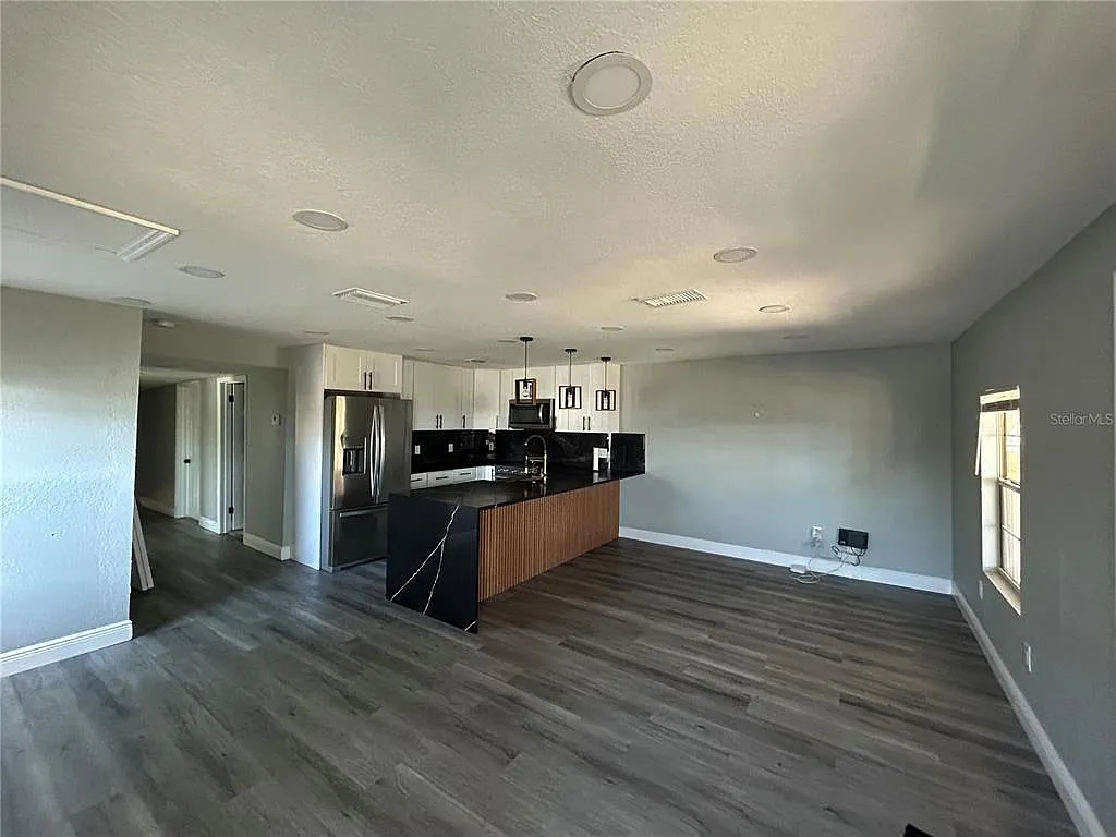 3 bed, 2.0 bath, 998 sqft, $1,800 — Photo 4