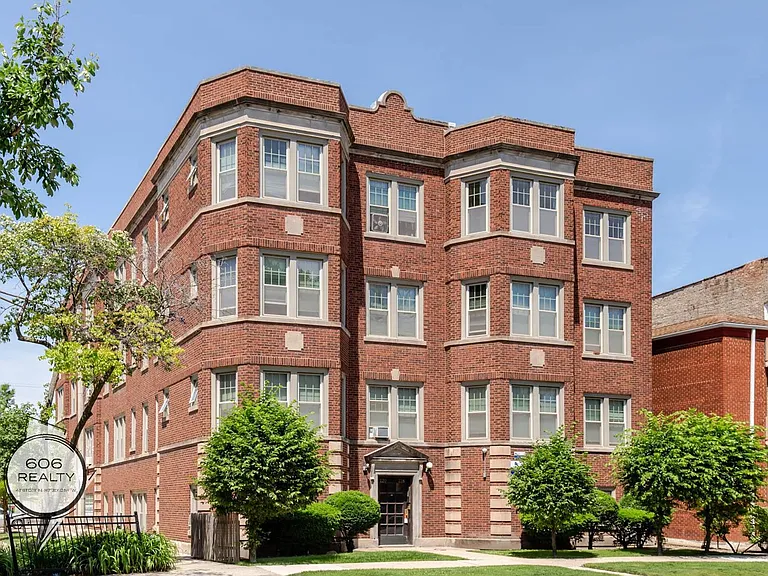Oak Park! 118-20 S Austin Blvd - 8-10 Adams St — Photo 1