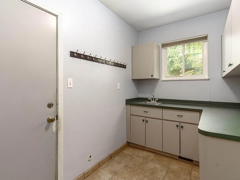 2611 Colby Dr — Photo 43