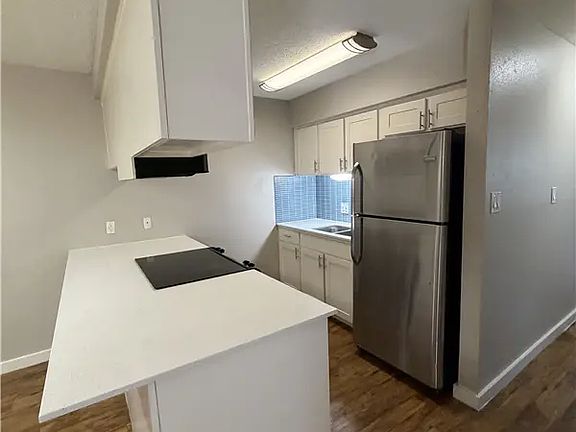 4th image of 600 1/2 E 53rd St #114