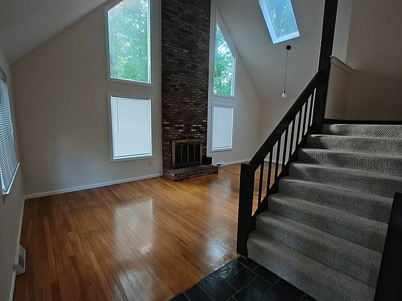 3rd image of 16 Hundred Oaks Ln #16